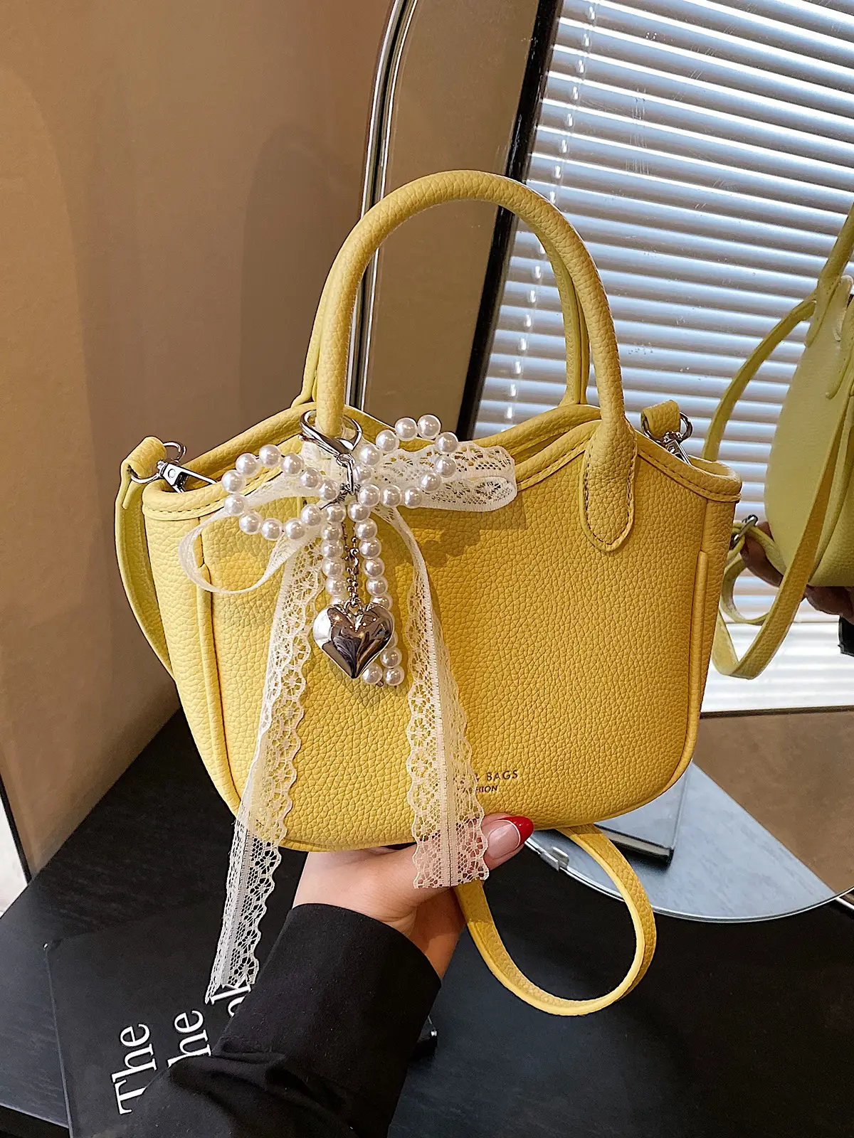 Chic handbag with pearl pendant