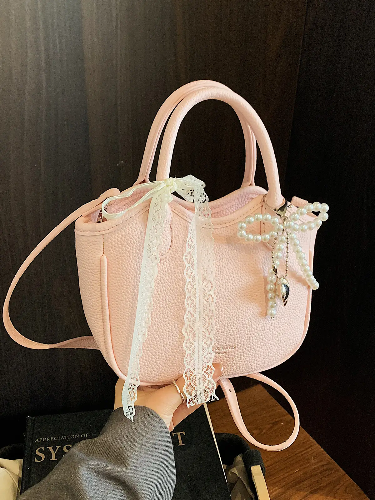 Chic handbag with pearl pendant