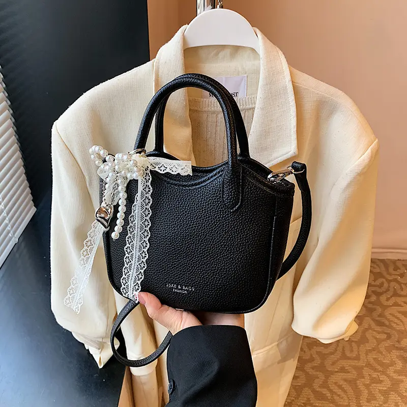 Chic handbag with pearl pendant