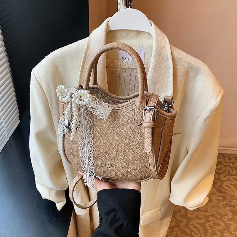 Chic handbag with pearl pendant